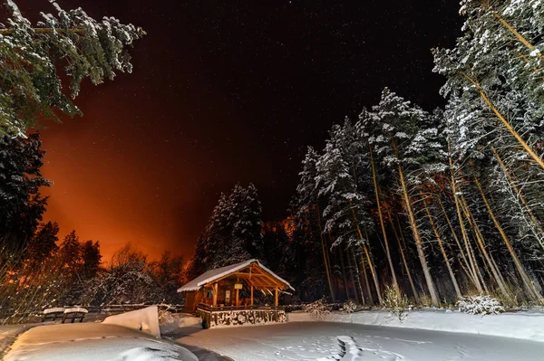 Cabaña Bosque Una Noche Navidad Invierno Imagen de archivo