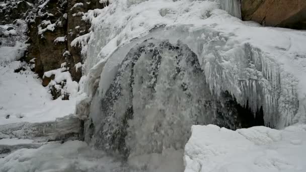 Bevroren Waterval Winter Bergen Water Stroomt Onder Het Ijs Door — Stockvideo
