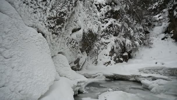Cascada Congelada Invierno Las Montañas Agua Fluye Por Debajo Del — Vídeo de stock
