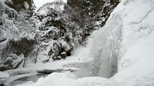 Cascada Congelada Invierno Las Montañas Agua Fluye Por Debajo Del — Vídeos de Stock