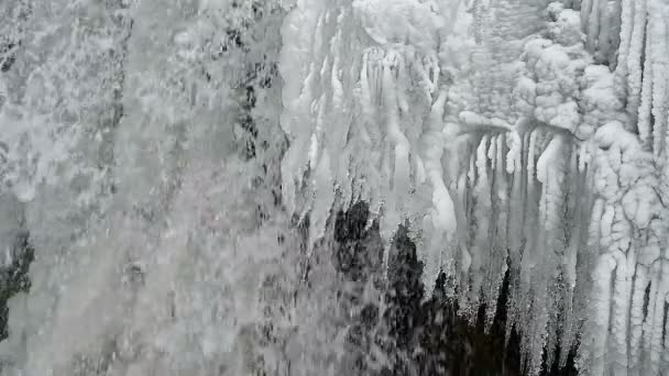 Bevroren Waterval Een Rots Bergen Water Stroomt Uit Een Bevroren — Stockvideo