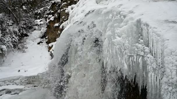 Cascada Congelada Una Roca Las Montañas Agua Fluye Tonel Congelado — Vídeo de stock