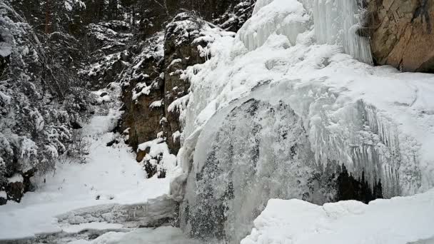 Frozen Waterfall Rock Mountains Water Flows Frozen Tonel — Stock Video