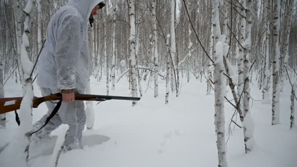 Łowca Zimą Lesie Białym Kamuflażu Poluje Zająca — Wideo stockowe
