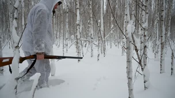 Cazador Invierno Bosque Traje Camuflaje Blanco Caza Una Liebre — Vídeos de Stock