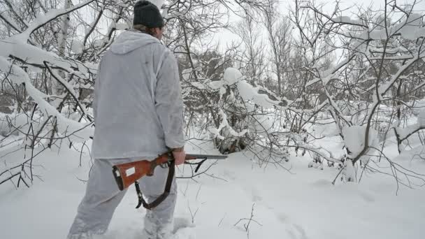 Мисливець Взимку Лісі Білому Камуфляжному Костюмі Полює Зайця — стокове відео