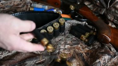 Pompalı tüfek ve eski bir av tüfeği kamuflaj kumaşında..