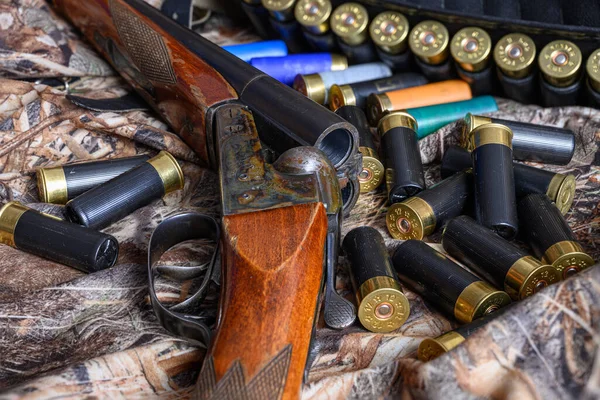 Shotgun Patroner Och Ett Gammalt Hagelgevär Kamouflagetyg — Stockfoto