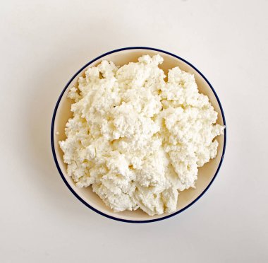 Beyaz arka planda çiftçi peyniri, üst manzara