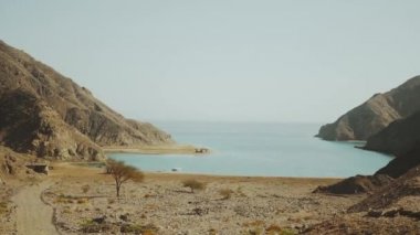 Bir körfezdeki Stone Beach, Mercan Resifi yakınlarındaki Kızıl Deniz 'deki Rocky Sahili. Mısır, yavaş çekim.