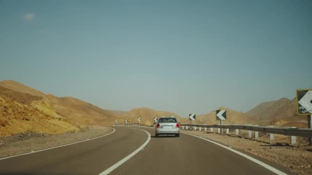 砂漠の高速道路での道路の旅。砂漠のスローモーションでの冒険旅行. — ストック動画