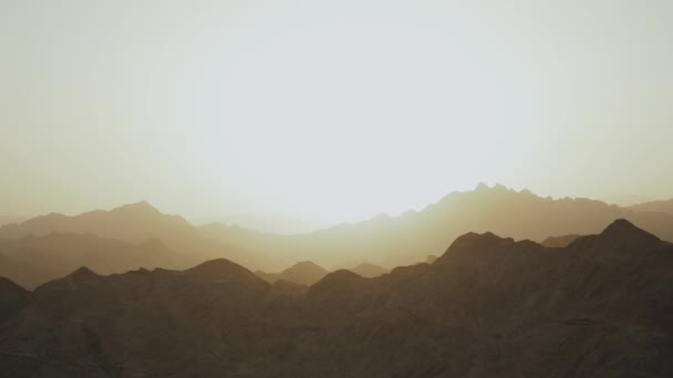Pôr do sol incrível no Egito montanhas Sinai, deserto do Sinai, picos de montanhas, silhueta de montanhas, plana, câmera lenta, 4k — Vídeo de Stock