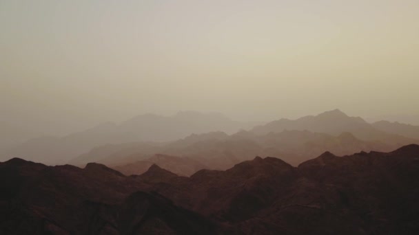 Úžasný západ slunce v Egyptě Sinajské hory, Sinajská poušť, vrcholy hor, plochý, zpomalený pohyb, 4k — Stock video