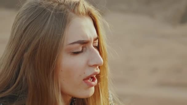 Feminino tocando guitarra e cantando em paisagens desérticas, deserto montanhas fundo, câmera lenta, 4k — Vídeo de Stock