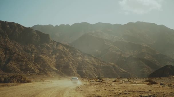 Viagem de carro pela estrada no deserto. Aventura Viajar em um deserto câmera lenta . — Vídeo de Stock