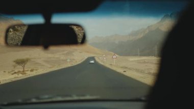 Çölde otoyol gezisi. Macera Çölde ağır çekimde seyahat.