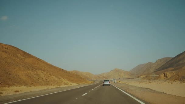 Viaje por carretera en el desierto. Aventura Viajar en un desierto en cámara lenta . — Vídeo de stock