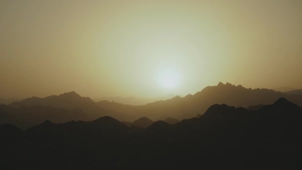 Amazing sunset at Egypt Sinai mountains, Sinai desert, mountains peaks, silhouette of mountains, flat, slow motion, 4k — Stock Video