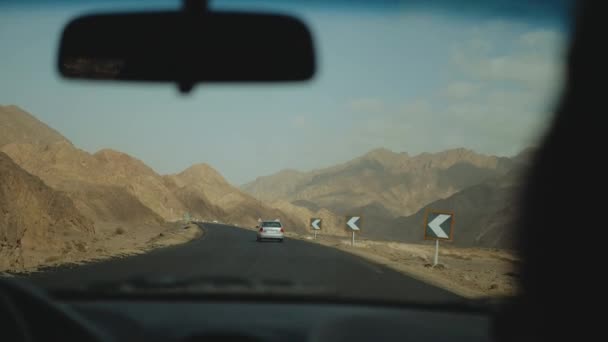 Viaje por carretera en el desierto. Aventura Viajar en un desierto en cámara lenta . — Vídeo de stock