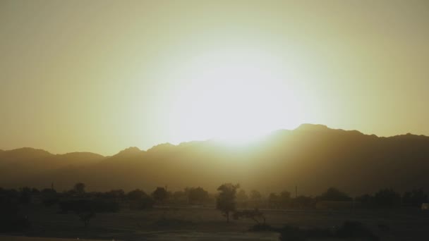 Coucher de soleil incroyable dans les montagnes du désert d'Egypte. Les lumières du soleil sous l'horizon illuminent le ciel au-dessus des montagnes silhouette.slow motion, 4k — Video