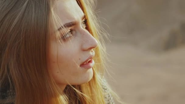 Feminino tocando guitarra e cantando em paisagens desérticas, deserto montanhas fundo, câmera lenta, 4k — Vídeo de Stock