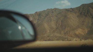 Çölde otoyol gezisi. Macera Çölde ağır çekimde seyahat.