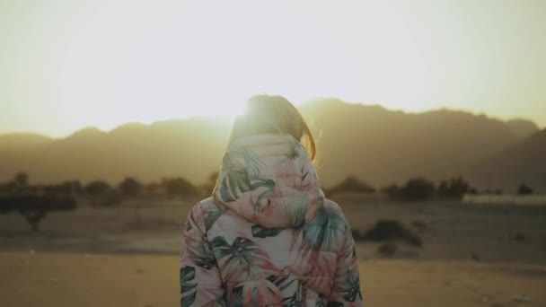 Bella donna bionda camminare al tramonto nel deserto. Donna che attraversa il deserto, dune, primo piano, rallentatore, 4k — Video Stock