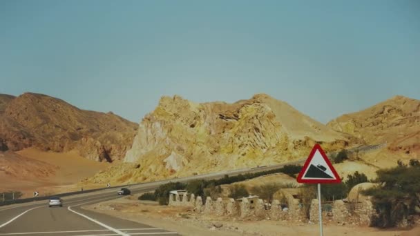 Viagem de carro pela estrada no deserto. Aventura Viajar em um deserto câmera lenta . — Vídeo de Stock