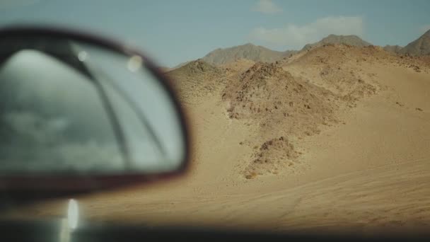 Viagem de carro pela estrada no deserto. Aventura Viajar em um deserto câmera lenta . — Vídeo de Stock