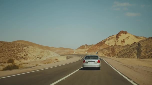 Viagem de carro pela estrada no deserto. Aventura Viajar em um deserto câmera lenta . — Vídeo de Stock