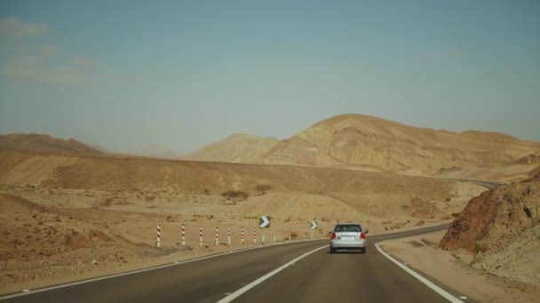 Road trip via de snelweg in de woestijn. Avontuur Reis in een woestijn slow motion. — Stockvideo