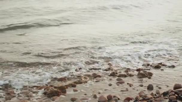 Close-up de ondas do mar, Egito mar vermelho, praia de pedra, câmera lenta, 4k — Vídeo de Stock
