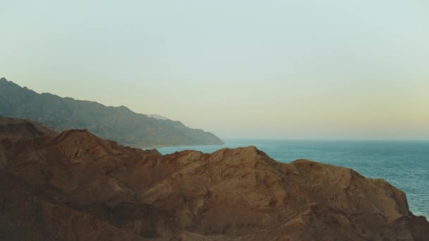 Coucher de soleil incroyable en Egypte Montagnes du Sinaï et mer bleue à l'horizon, sommets des montagnes, ralenti, 4k — Video