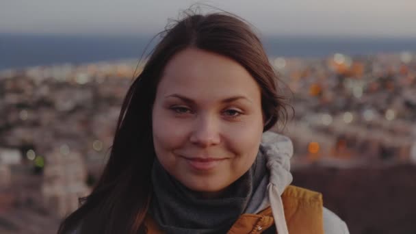 Gros plan portrait de jolie femme souriante au coucher du soleil mer et petit village arabe fond, Egypte, ralenti, 4k — Video