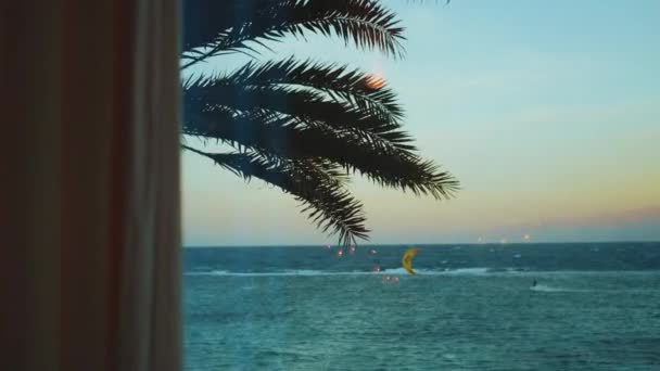 Kite surf in bella acqua limpida in Dahab Egitto. Esplorare l'acqua blu con le montagne sullo sfondo e la gente windsurf e kite surf, slow motion, 4k — Video Stock