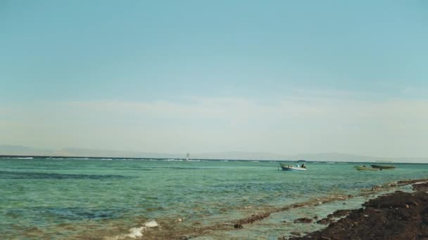 青い海と澄んだ空の美しい風景、海の波と水平線上に孤独なボートエジプト、ダハブ、スローモーション、 4k — ストック動画