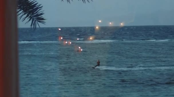 Gente Kite surf en aguas cristalinas hermosas en Dahab Egipto punto de vista desde la ventana. Explorando el mar azul con montañas en el fondo y la gente kite surf, cámara lenta, 4k — Vídeos de Stock