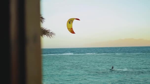 Pessoas Kite surf na bela água limpa em Dahab Egito ponto de vista da janela. Explorando o mar azul com montanhas no fundo e as pessoas kite surf, câmera lenta, 4k — Vídeo de Stock