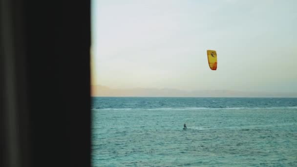 Pessoas Kite surf na bela água limpa em Dahab Egito ponto de vista da janela. Explorando o mar azul com montanhas no fundo e as pessoas kite surf, câmera lenta, 4k — Vídeo de Stock