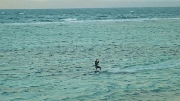 Кіт-серфінг у чудовій чистій воді в Дахабі. Дослідження блакитної води з горами на задньому плані і люди, які серфінг і змій серфінг, повільний рух, 4k — стокове відео