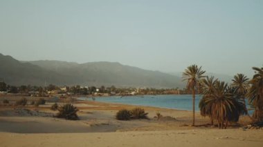 Çölde otoyol gezisi. Macera Çölde ağır çekimde seyahat.