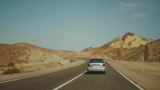 Viagem de carro pela estrada no deserto. Aventura Viajar em um deserto câmera lenta . — Vídeo de Stock