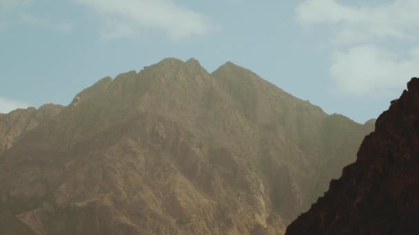 Úžasný výhled na Egypt Pouštní hory. Světla ze slunce pod obzorem osvětlují oblohu nad horami siluette.slow motion, full hd — Stock video