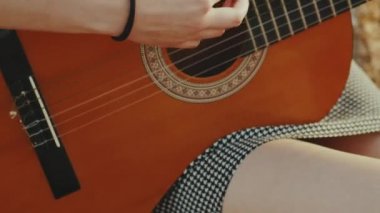 Gitar çalan ve çöl manzaralarında şarkı söyleyen kadın, çöl arkası, yavaş çekim, tam hd