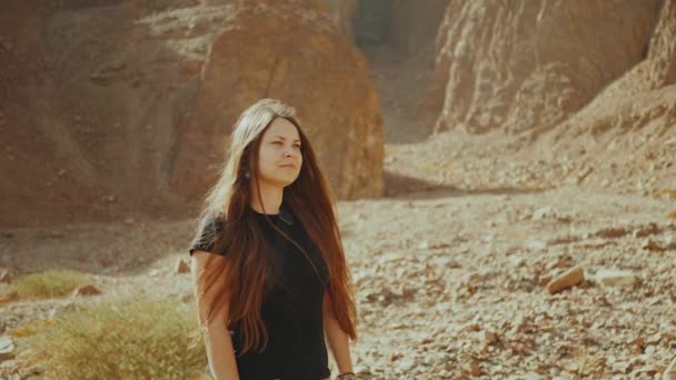 Mujer turística caminar a lo largo del cañón de roca y tomar una foto en el desierto caliente. Fondo del cañón del desierto, Egipto, Sinaí, cámara lenta, Full hd — Vídeos de Stock