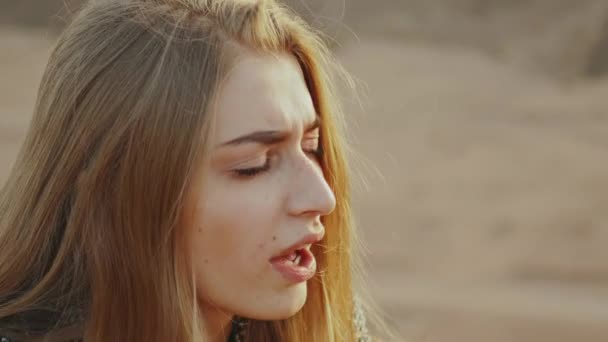 사막 풍경에서 기타를 연주하고 노래하는 여자, 사막 산의 배경, 느린 움직임, 전체 hd — 비디오