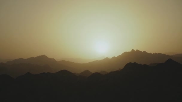 Niesamowity zachód słońca w górach pustyni Egipt. Światła słońca poniżej horyzontu oświetlają niebo nad sylwetką gór. Spowolniony ruch, pełny hd. — Wideo stockowe