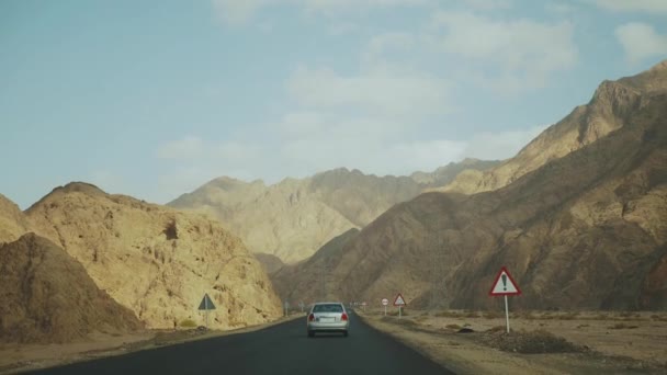 Autós kirándulás autópályán a sivatagban. Kaland Utazás egy sivatagi lassított felvételen. — Stock videók