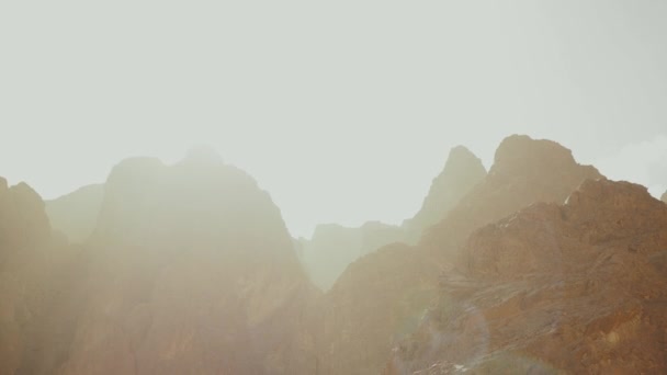 Mısır çöl dağlarının muhteşem manzarası. Ufkun altındaki güneşten gelen ışıklar dağların üstündeki gökyüzünü aydınlatır. Silüet. Yavaş çekim, tam ışık. — Stok video