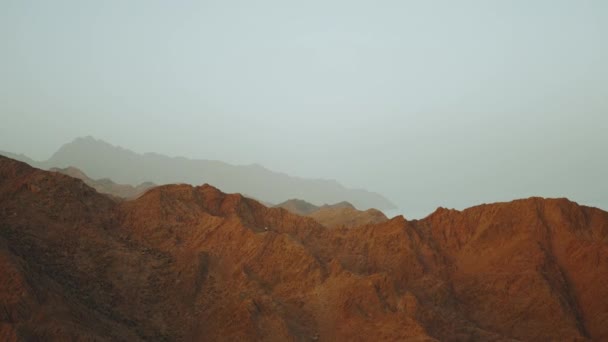 Coucher de soleil incroyable sur les montagnes du désert d'Egypte. Les lumières du soleil sous l'horizon illuminent le ciel au-dessus des montagnes silhouette.slow motion, full hd — Video